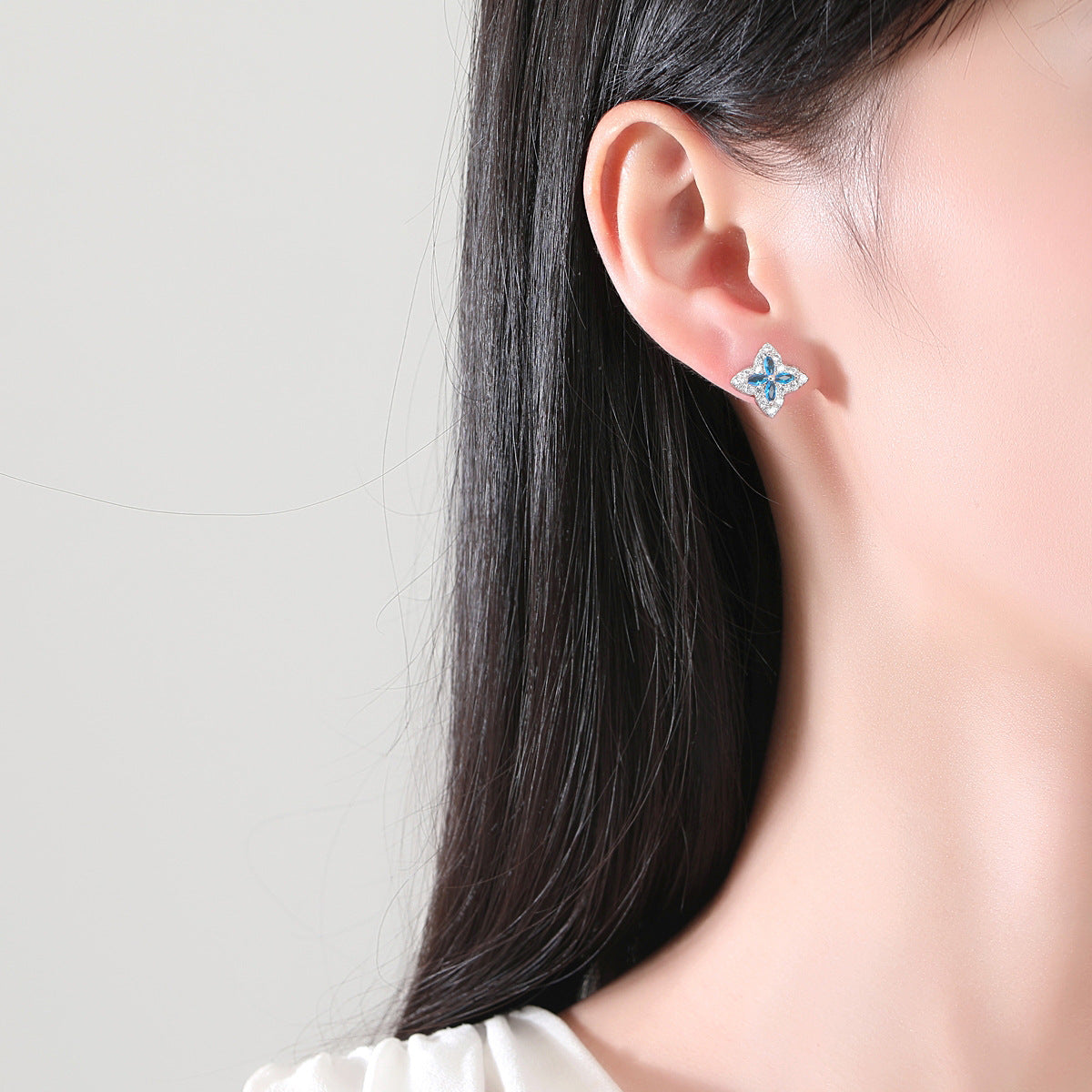 Avec boucles d'oreilles au design minimaliste de style coréen en zircon