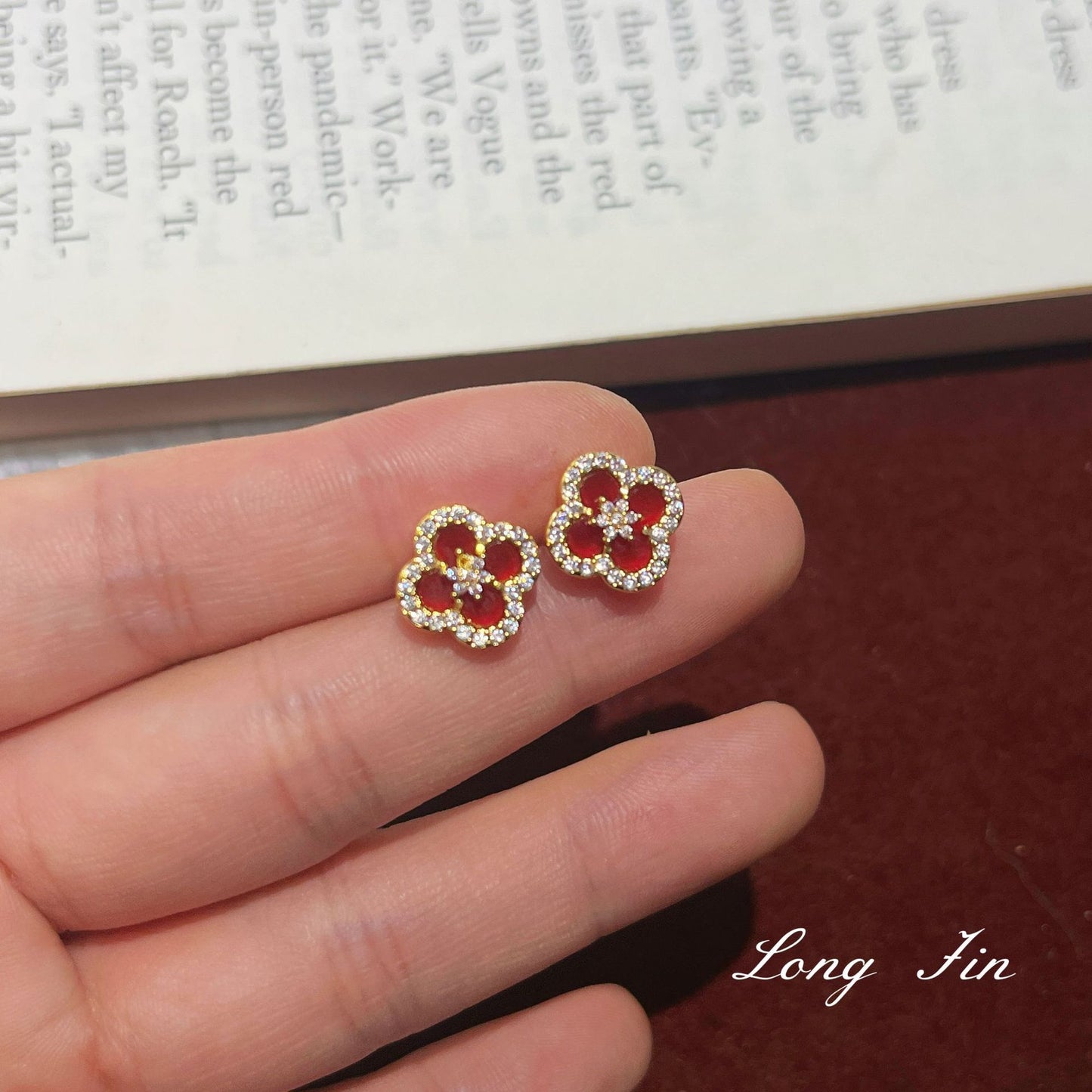 French Retro Tiger Eye White Shell Hollow Zircon Red Four-leaf Bracelets