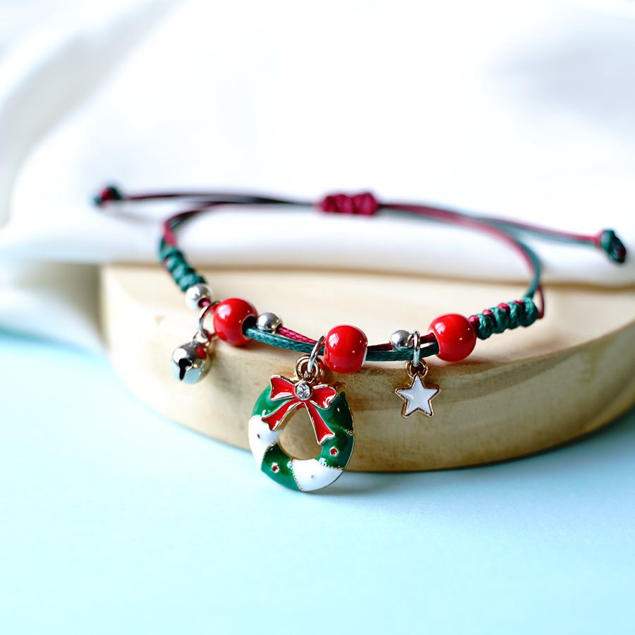 Gewebter roter Tragegurt. Beliebte Weihnachtsmann-Armbänder