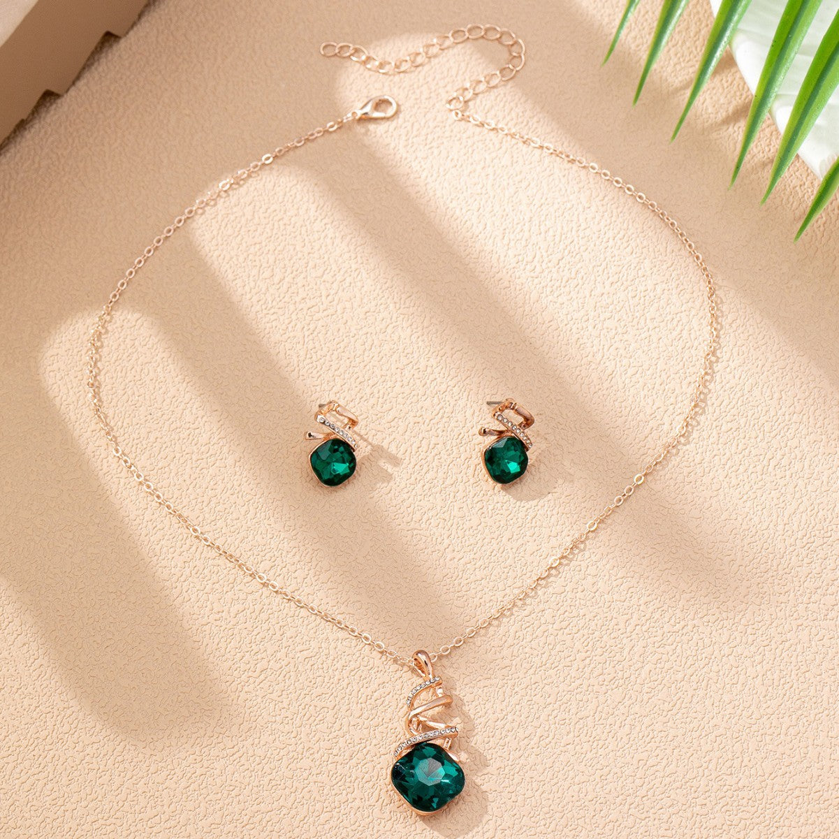 Women's Fashion Emerald Suite Rose Gold Light Luxury Minority Jewelry Set