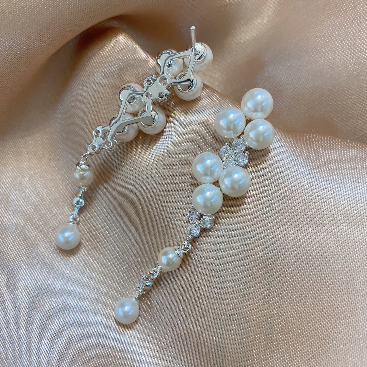 Boucles d'oreilles longues en perles de luxe, féerique, légère et capricieuse