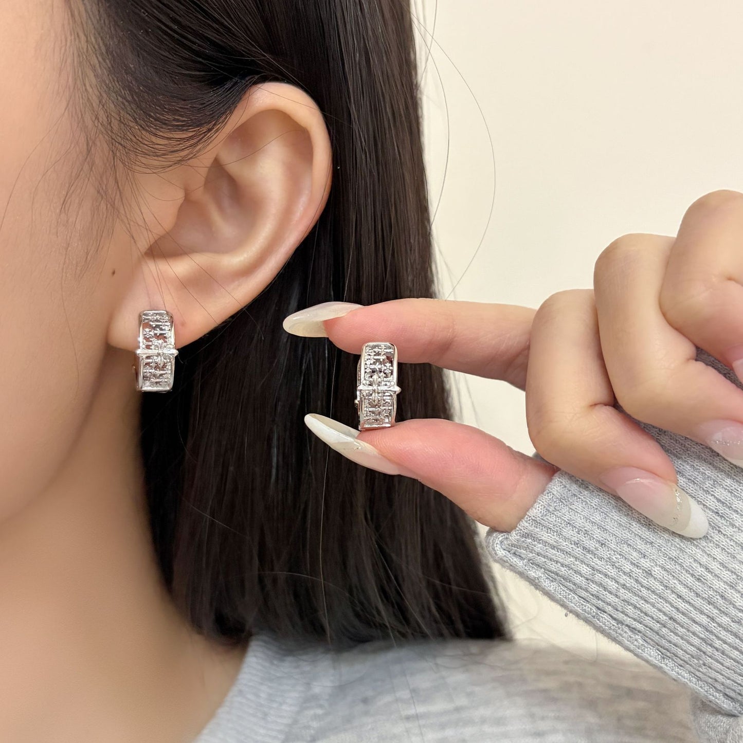 Hollow Cross Flower-de-luce Clip Female Design Fashion Ear Buckle