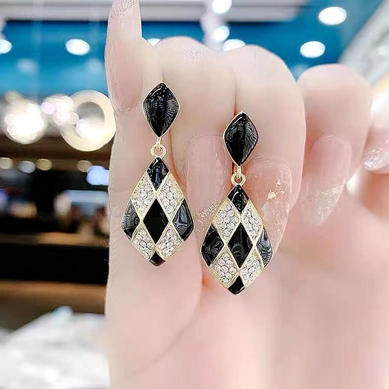 Women's Fashionable Elegant Cat Eye Rhombus Slimming Earrings