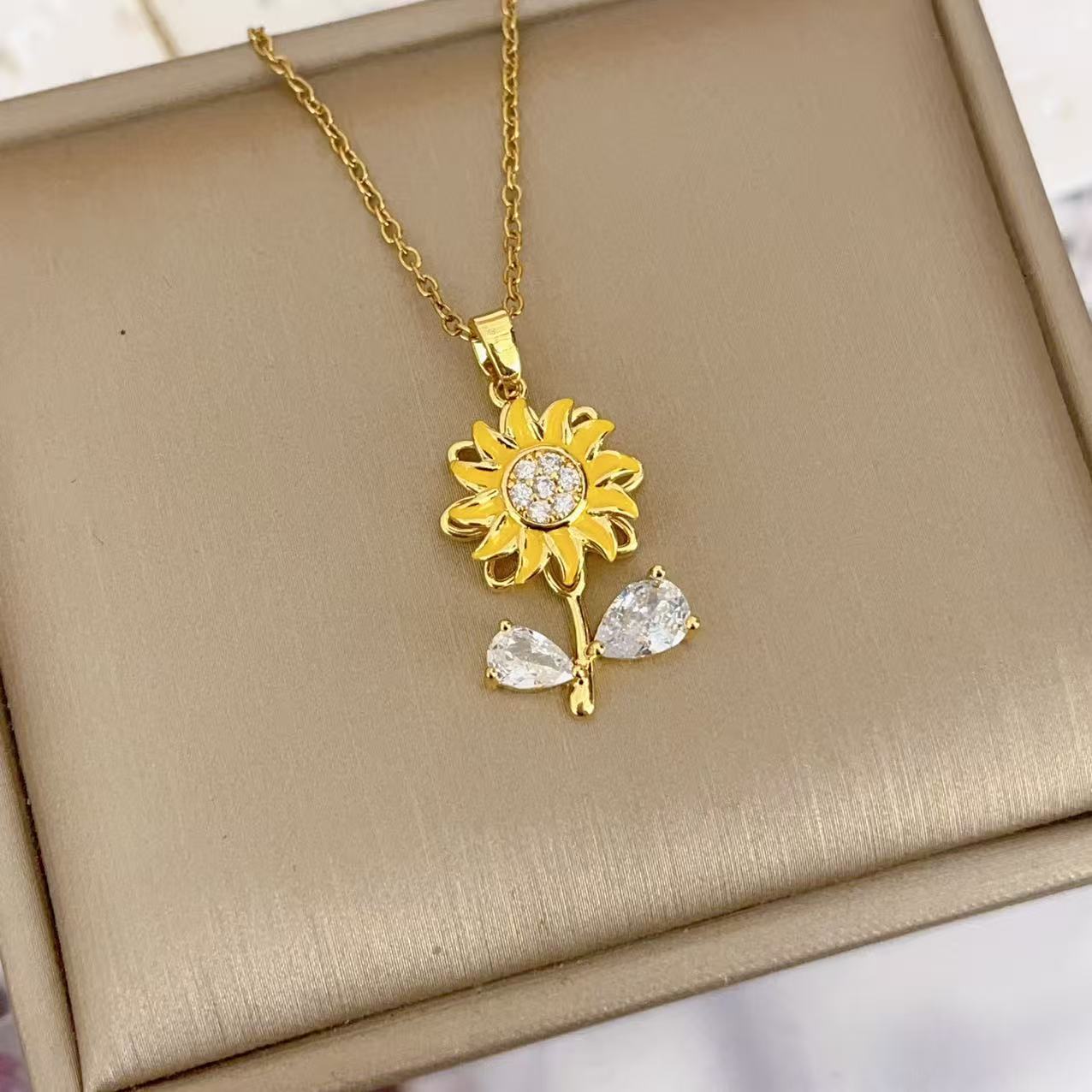 Women's Rotating Flower Fashion High Sense Live Necklace
