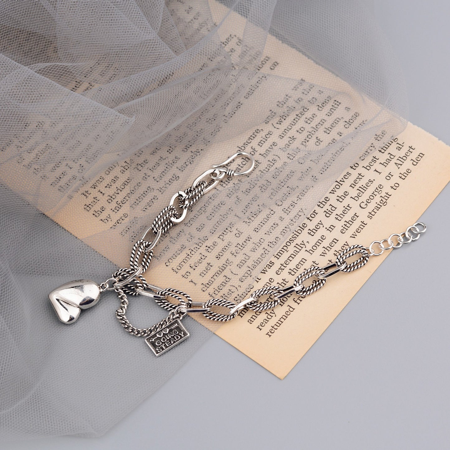 Asymmetrische Herz-weibliche Schnallen-Schriftzug-Quadrat-Platten-Armbänder