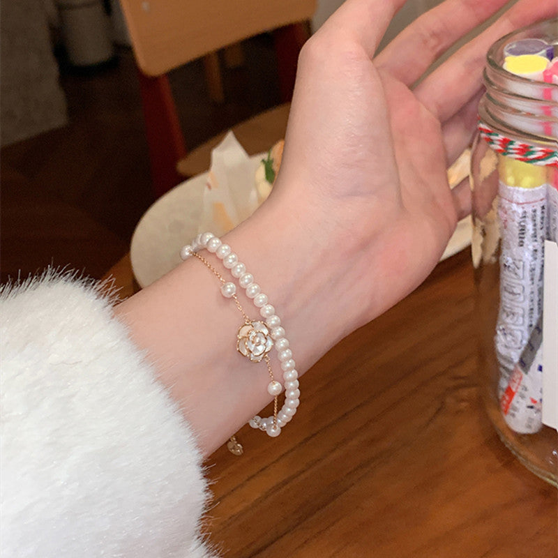 Bracelets de minorité de luxe légers en perles de camélia blanches à la mode pour femmes