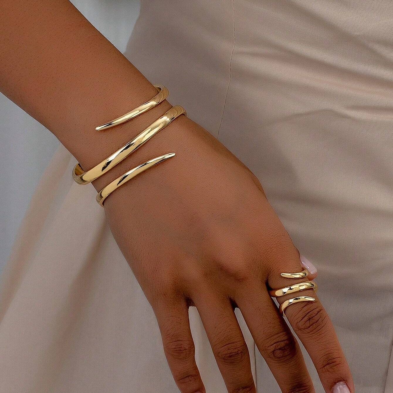 Design Golden Personalized Exaggerated Open Light Bracelet