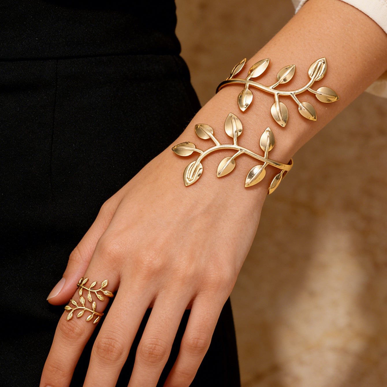 Design Golden Personalized Exaggerated Open Light Bracelet