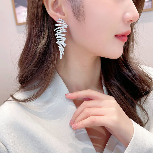 Robe avec boucles d'oreilles créatives géométriques, modèle de styliste Tide