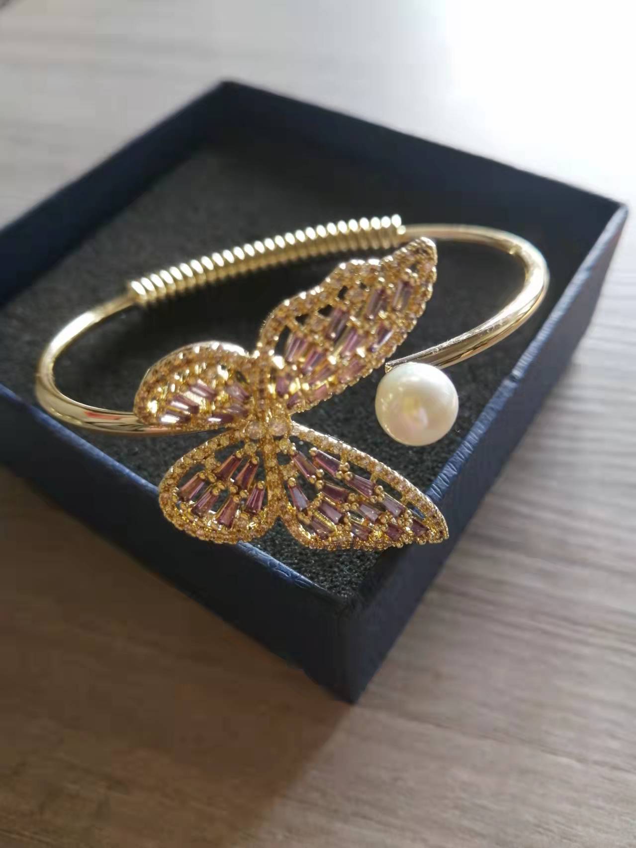 Women's Floral Hollow Glossy Chrysanthemum Fritillary Round Snake-shaped Bracelet
