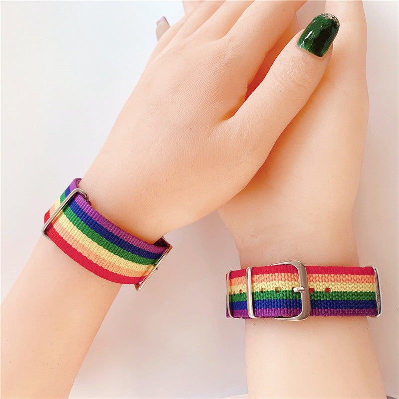 Bequeme, schöne, stilvolle, regenbogenfarbene Herz-Armbänder