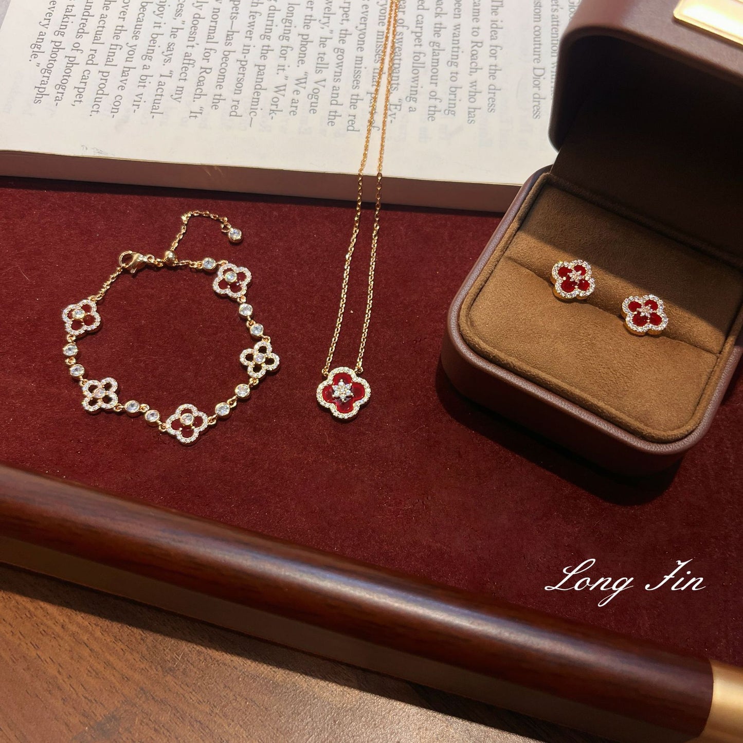 French Retro Tiger Eye White Shell Hollow Zircon Red Four-leaf Bracelets