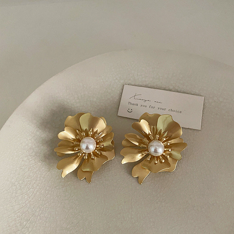 Women's Exaggerated And Personalized Matte Metal Pearl Flower Design Sense Earrings