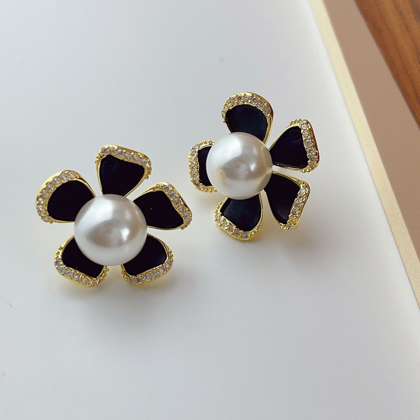 Women's French Retro Black Flower Pearl Sweet Elegance Earrings