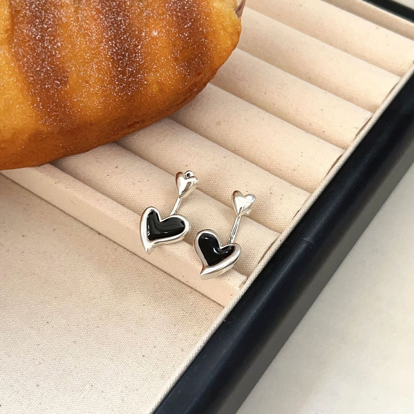 Korean Black Love Epoxy Commuting High Sense Earrings