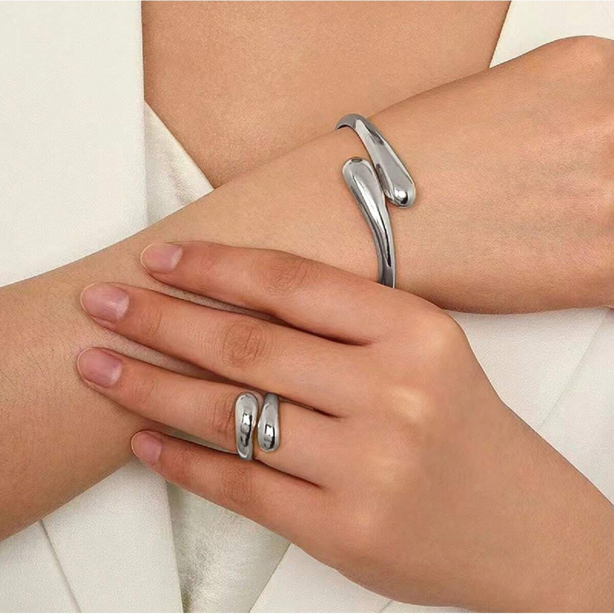 Design Golden Personalized Exaggerated Open Light Bracelet