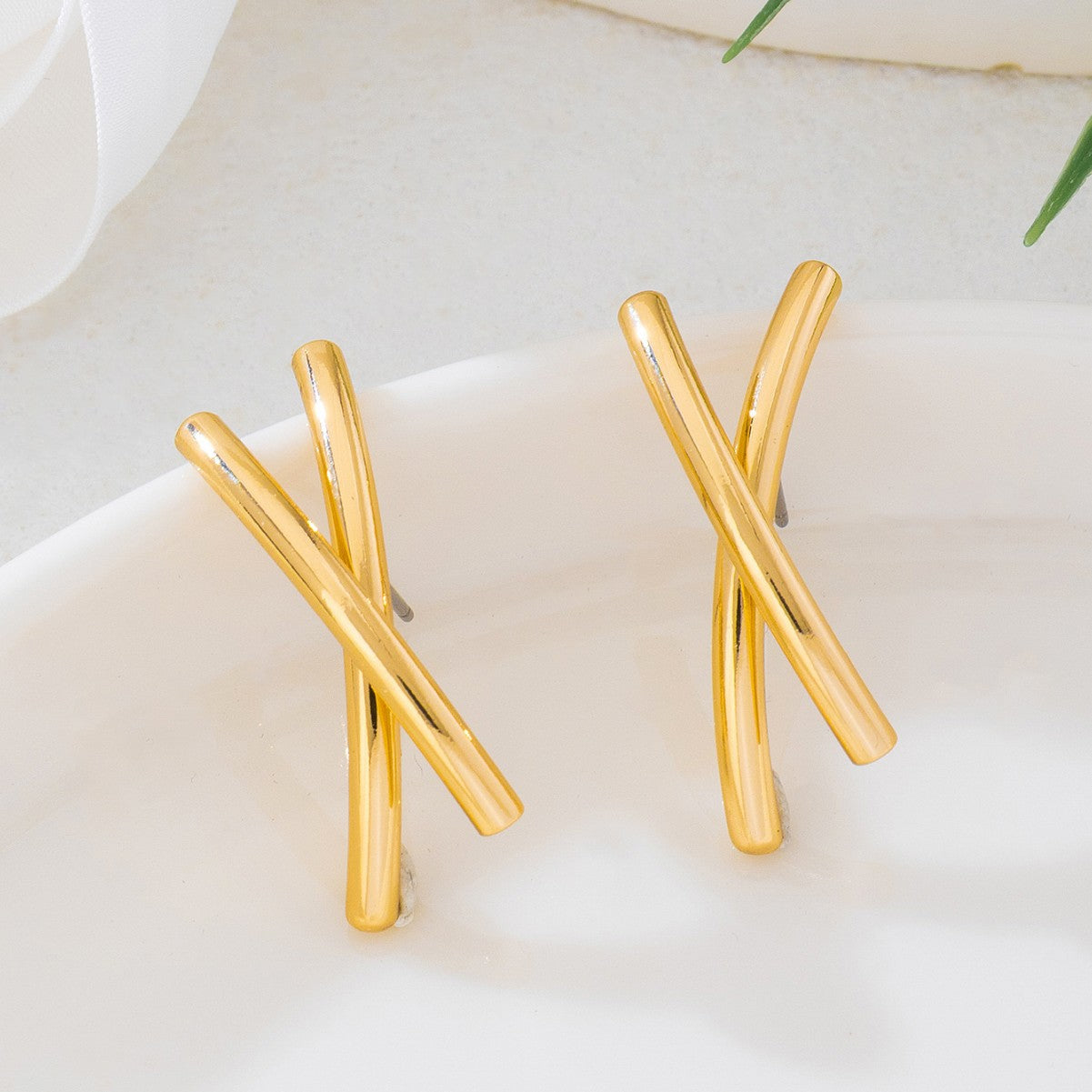 Women's Line Cross Ear Clip Geometric Special Interest Light Luxury Stud Earrings