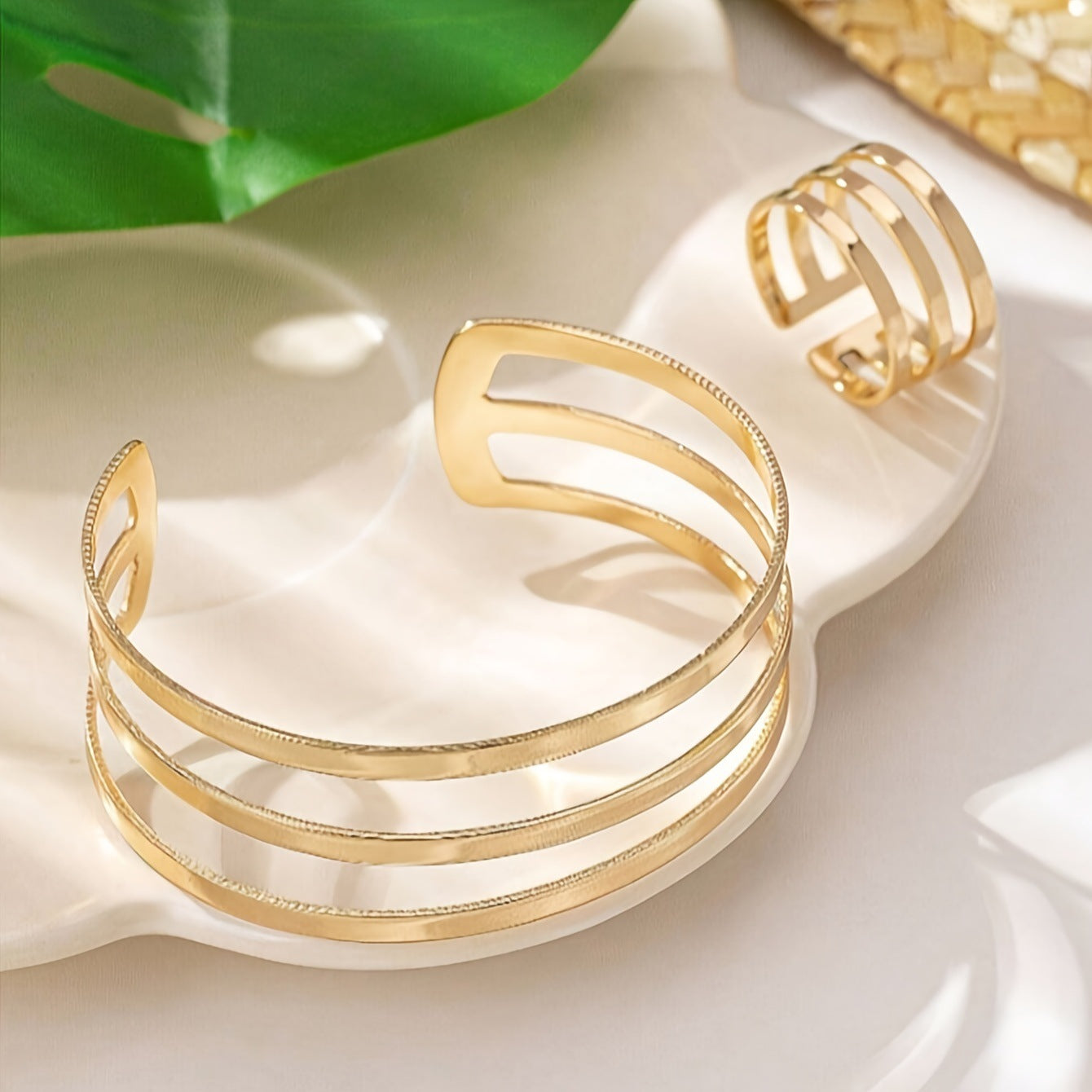 Glamorous Women's Hollow Gold Simple Fashion Bracelets