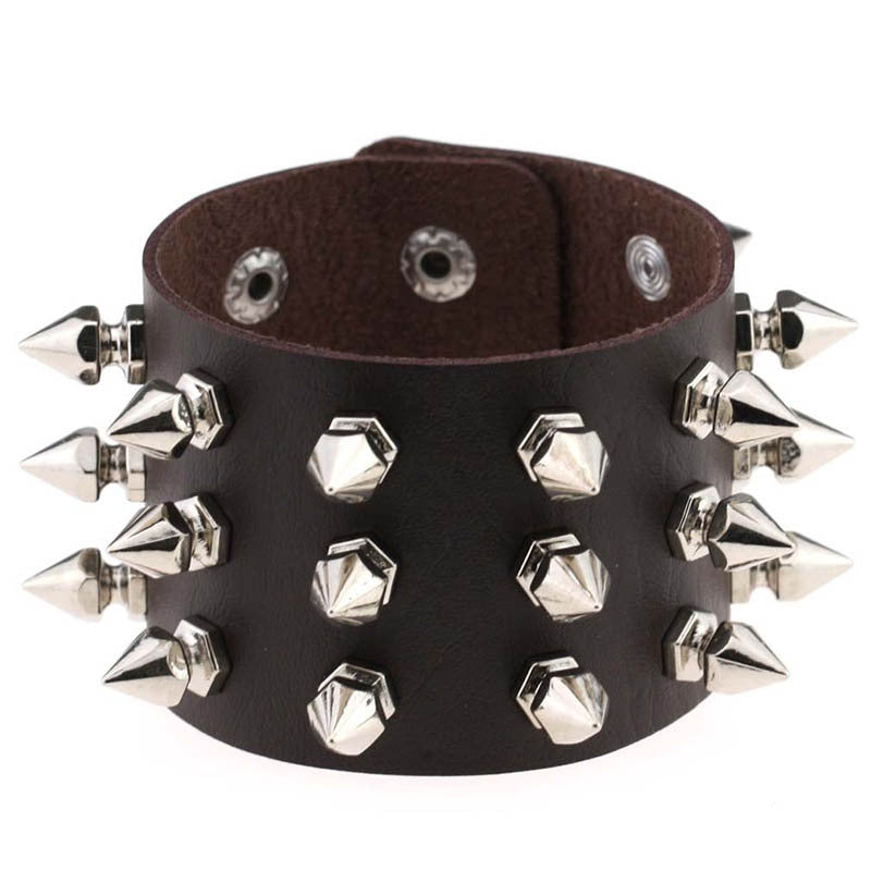 Drei übertriebene Punk-Armbänder aus konischem, spitzem Nietenleder