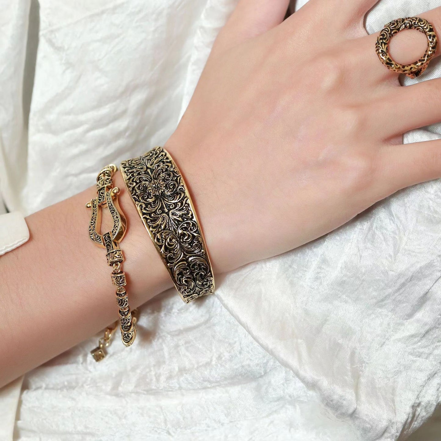 Women's Begonia Pattern Cruciate Flower Crescent Niche Design Bracelets