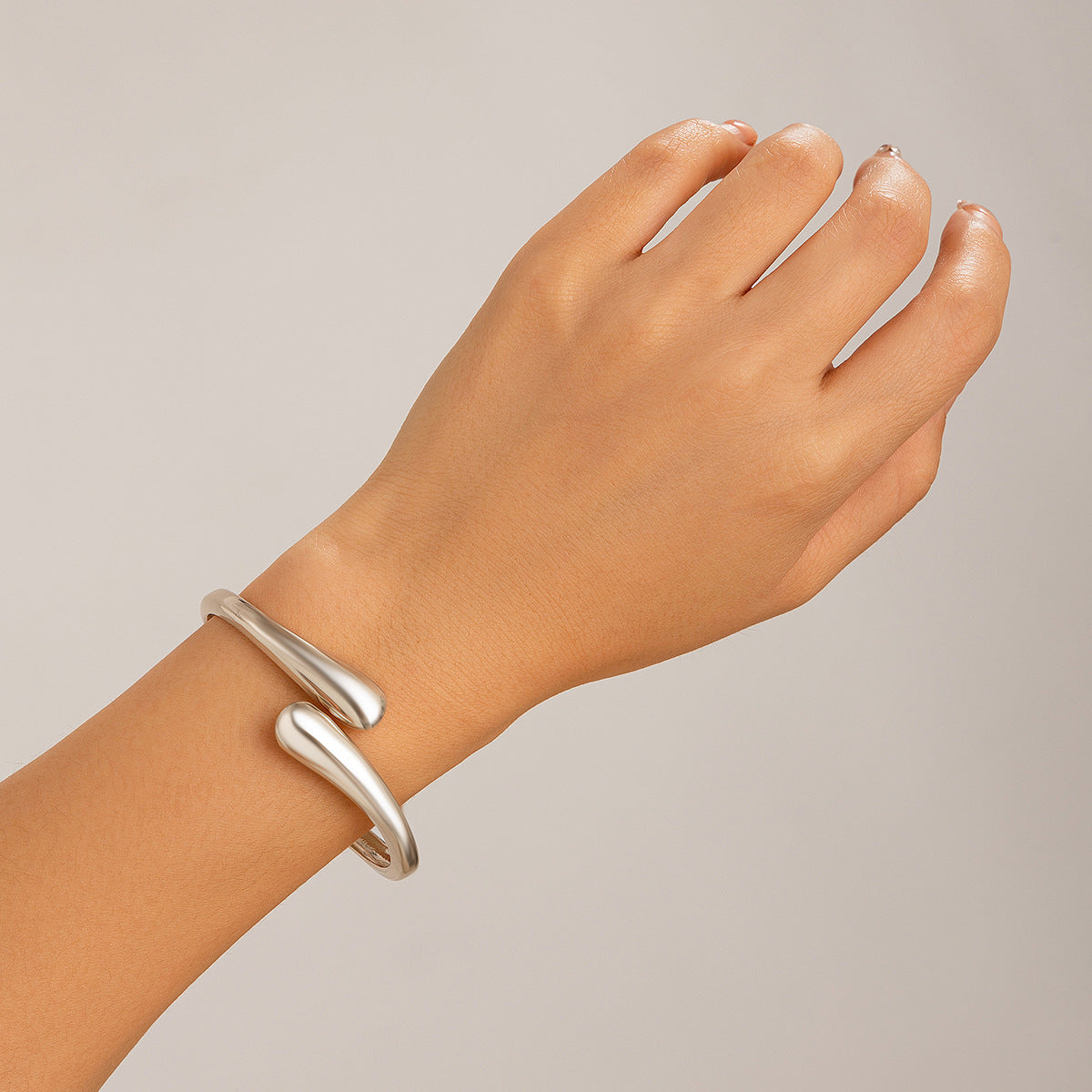 Personalized Metal Glossy Open-ended Simple Suit Bracelet
