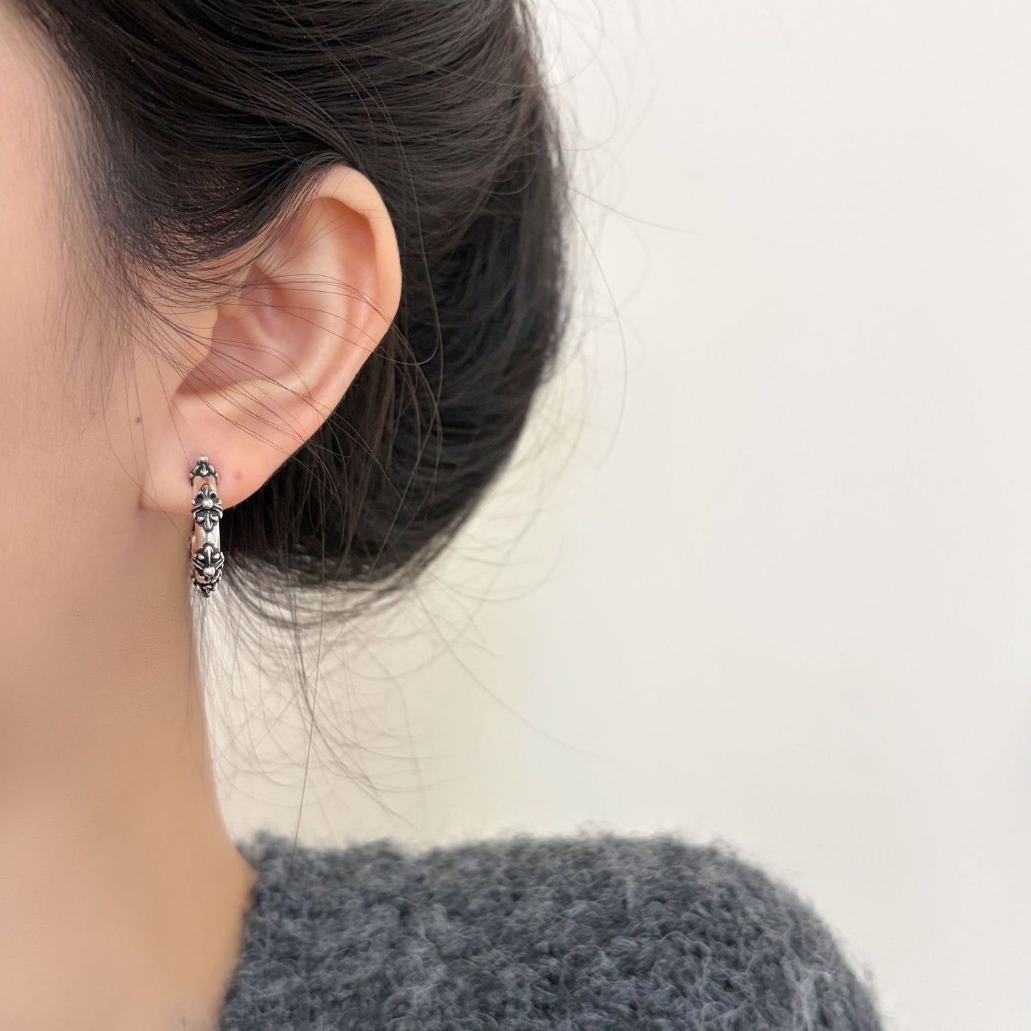 Women's Distressed Style Cross Niche Design Flower-de-luce Retro Trendy Stud Earrings