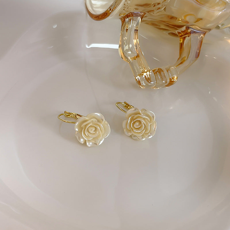 Boucles d'oreilles à clip d'oreille en forme de fleur de rose tridimensionnelle pour femmes