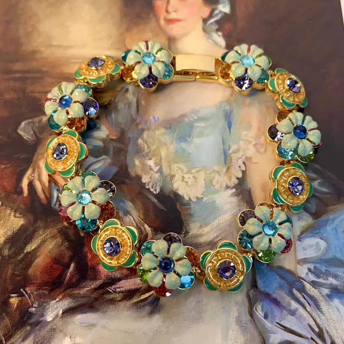 Court Distressed Color Diamond Flower Refined Bracelet