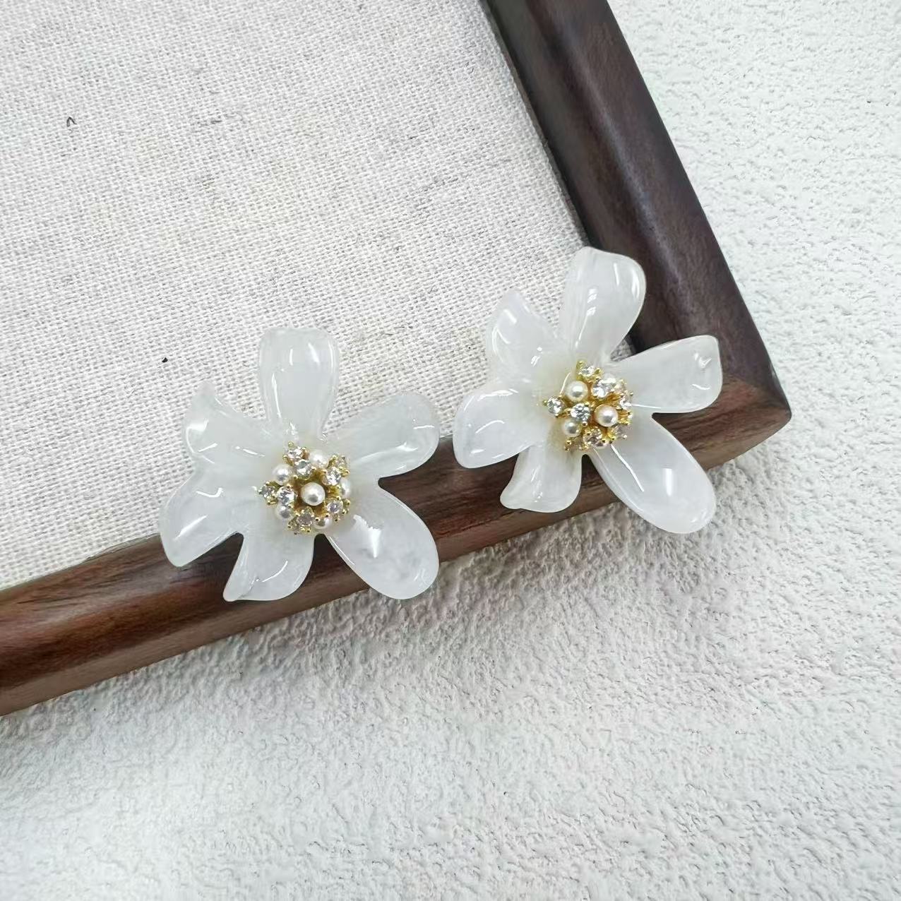 Zircon Small Pearl Ear Super Minority Earrings
