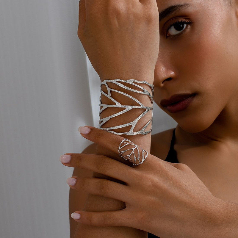 Fashion Metallic Hollow Leaves Armband Retro With Opening Rings
