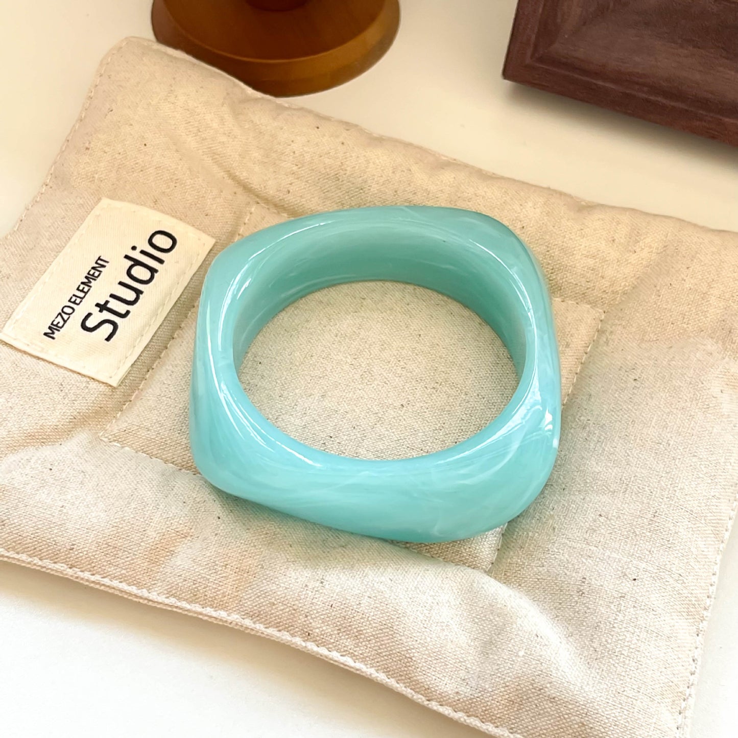 Women's Irregular Blooming Resin Curved Girlfriends Bracelet