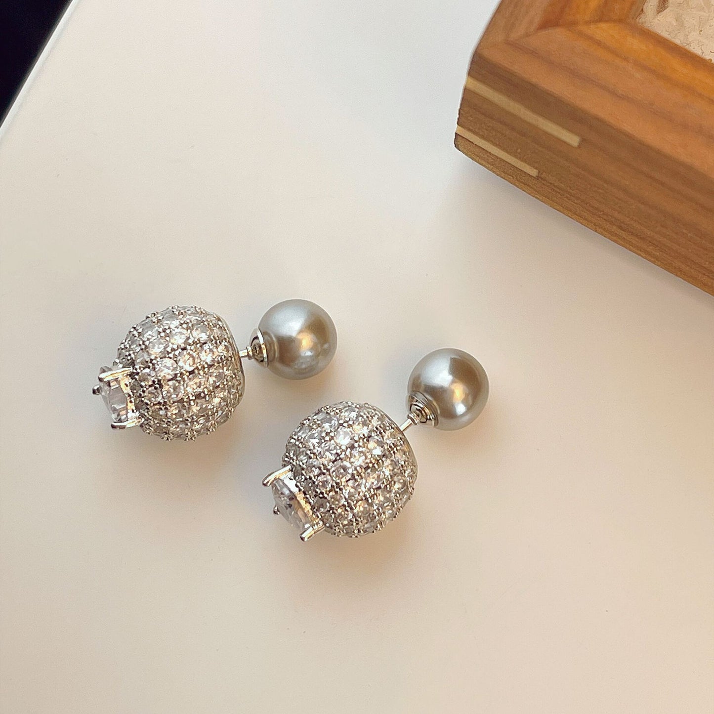 Devant et boucles d'oreilles boule en zircon raffiné de style français