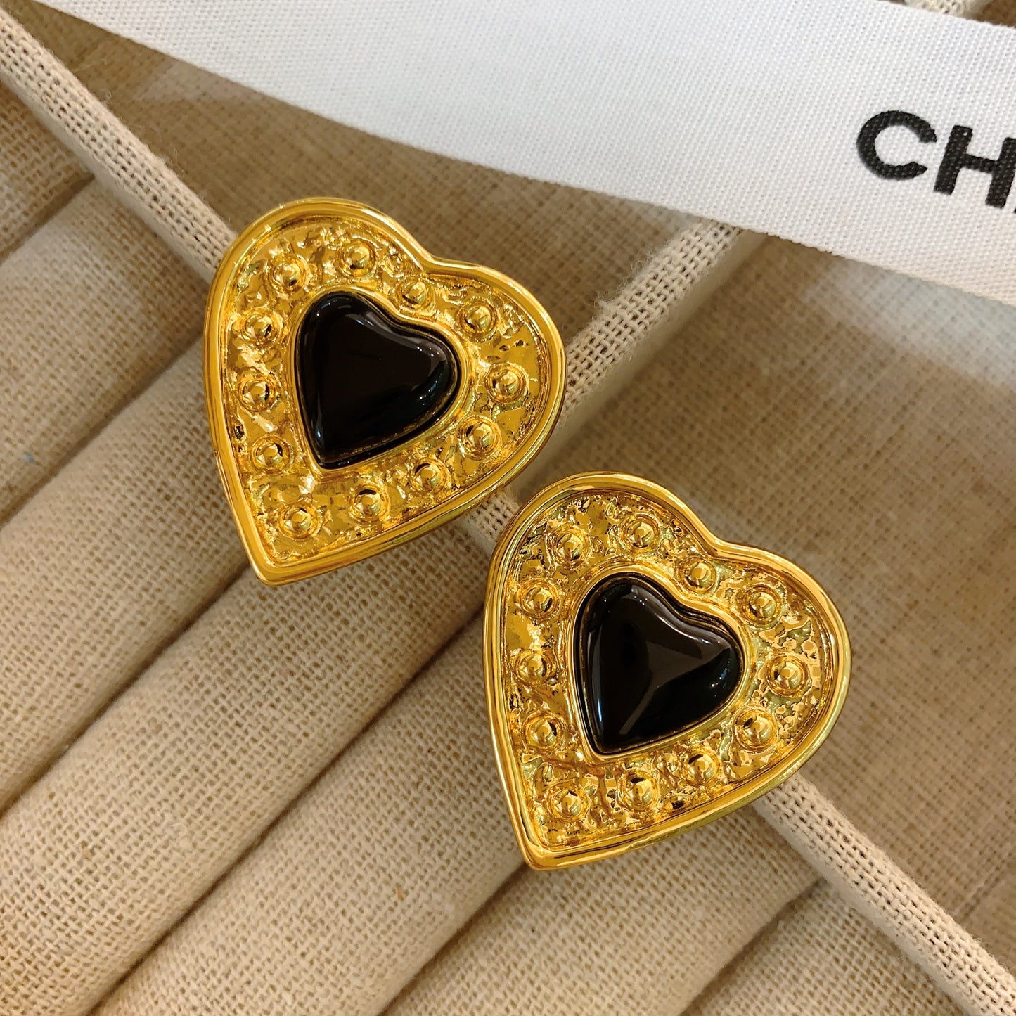 Women's French Retro Court Geometric Black Heart Earrings