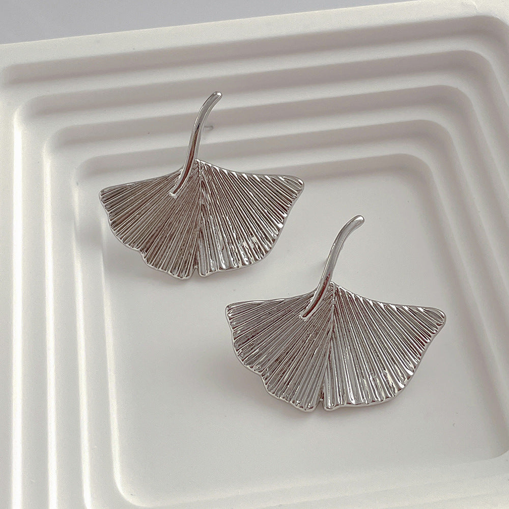 Design Ginkgo Leaf Shape Metal Sier Needle Cold Wind Personality Earrings