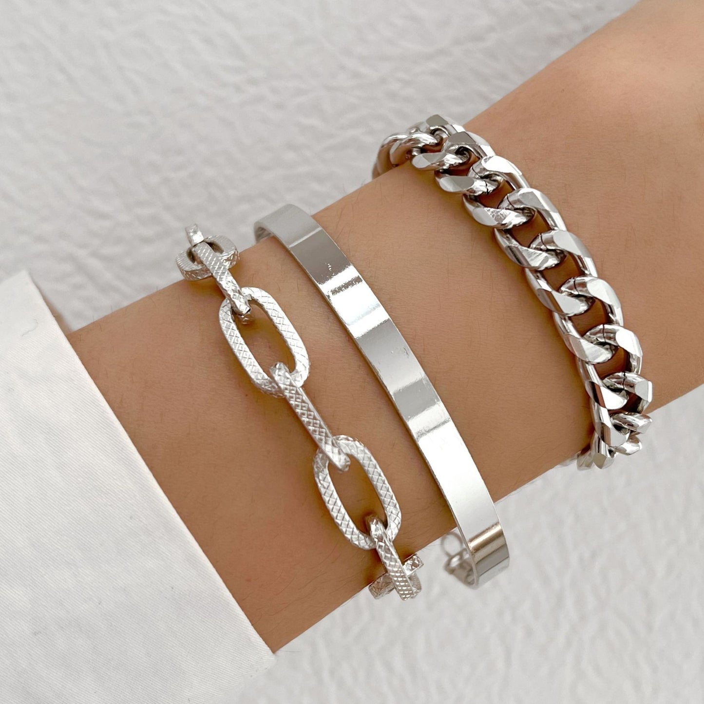 Metallanzug, Persönlichkeit, dicke Kette, kreative Armbänder