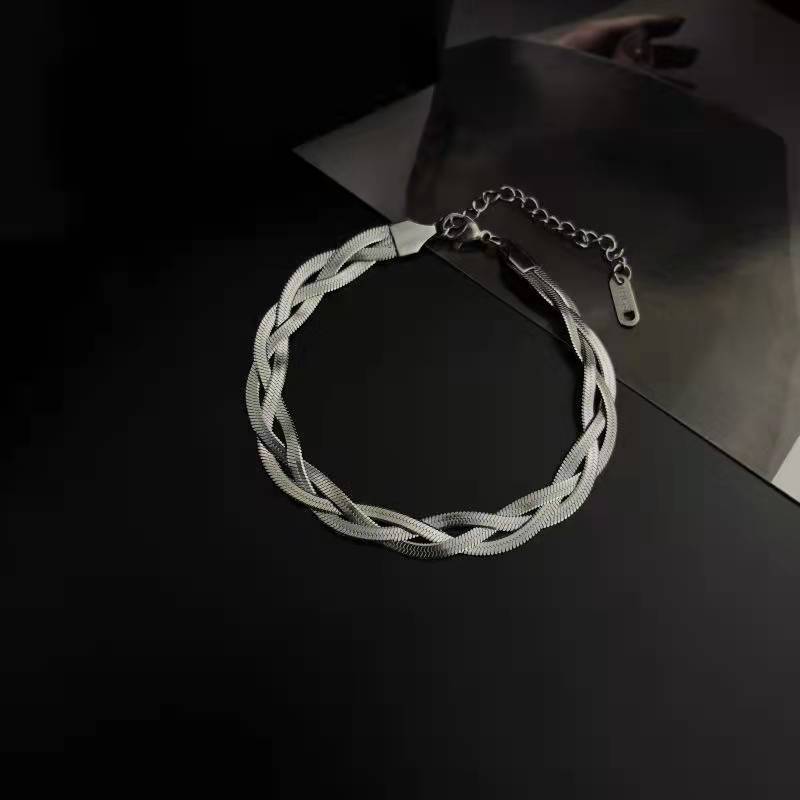 Einfache, farblich passende Twist-Armbänder für Damen