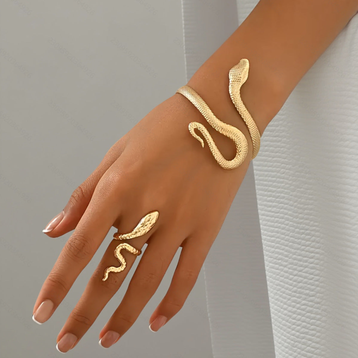 Design Golden Personalized Exaggerated Open Light Bracelet