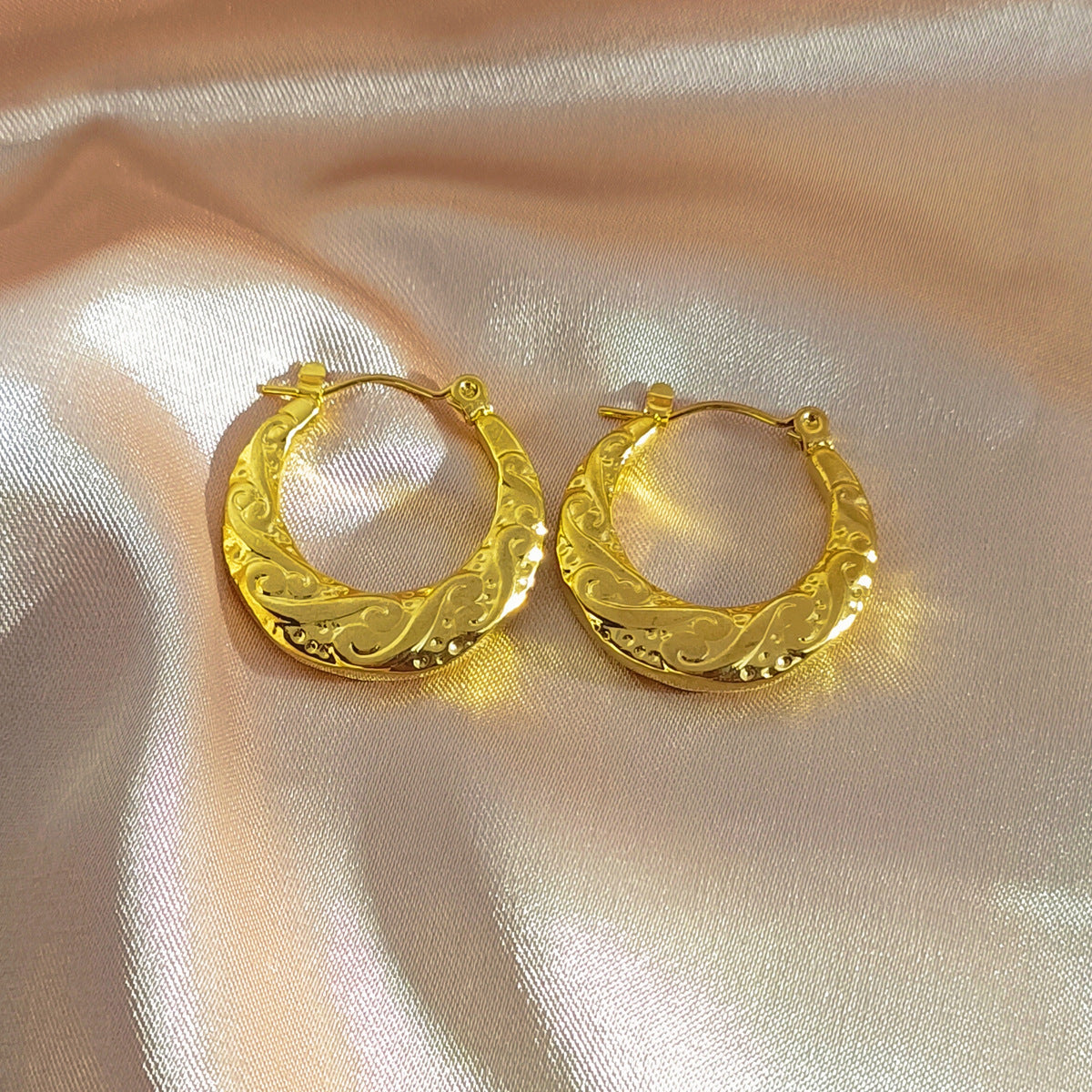 Women's Hydraulic Ear Hammer Pattern Minimalist Clip Light Rings