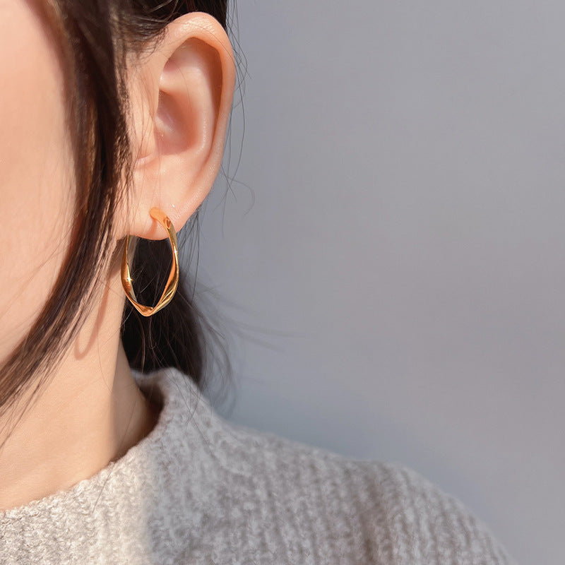 Simple Metal Wave Twisted Round Spiral Ear Clip