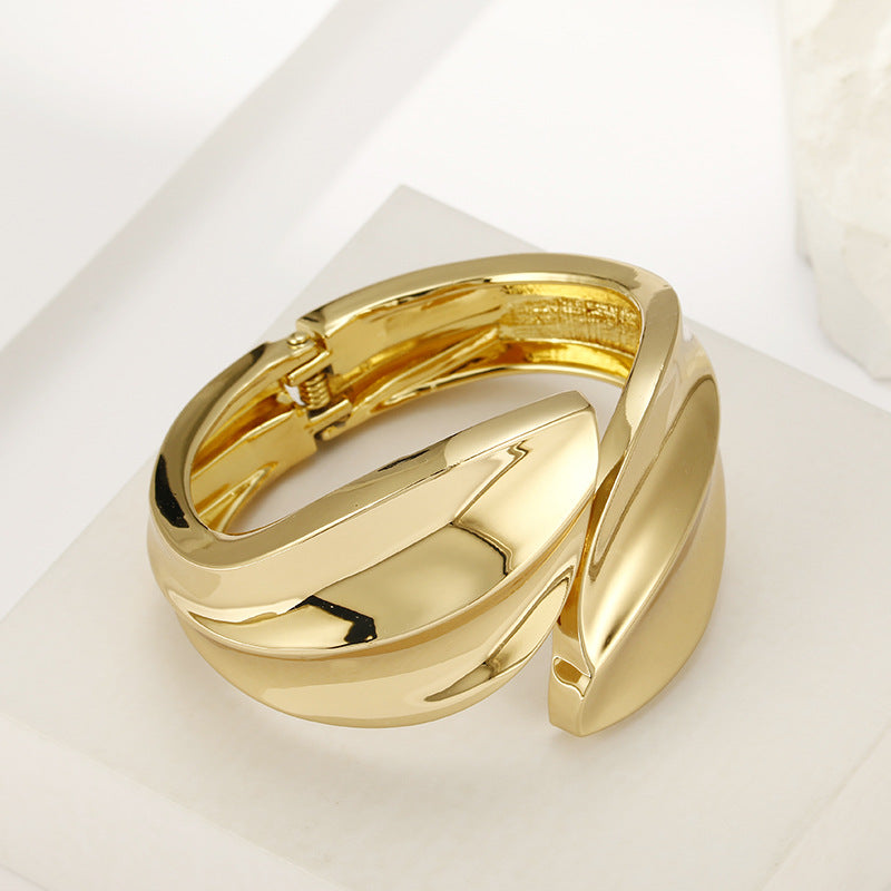 Women's Fashion Large Glossy Gold Exaggerated Personalized Wind Leaves Bracelet