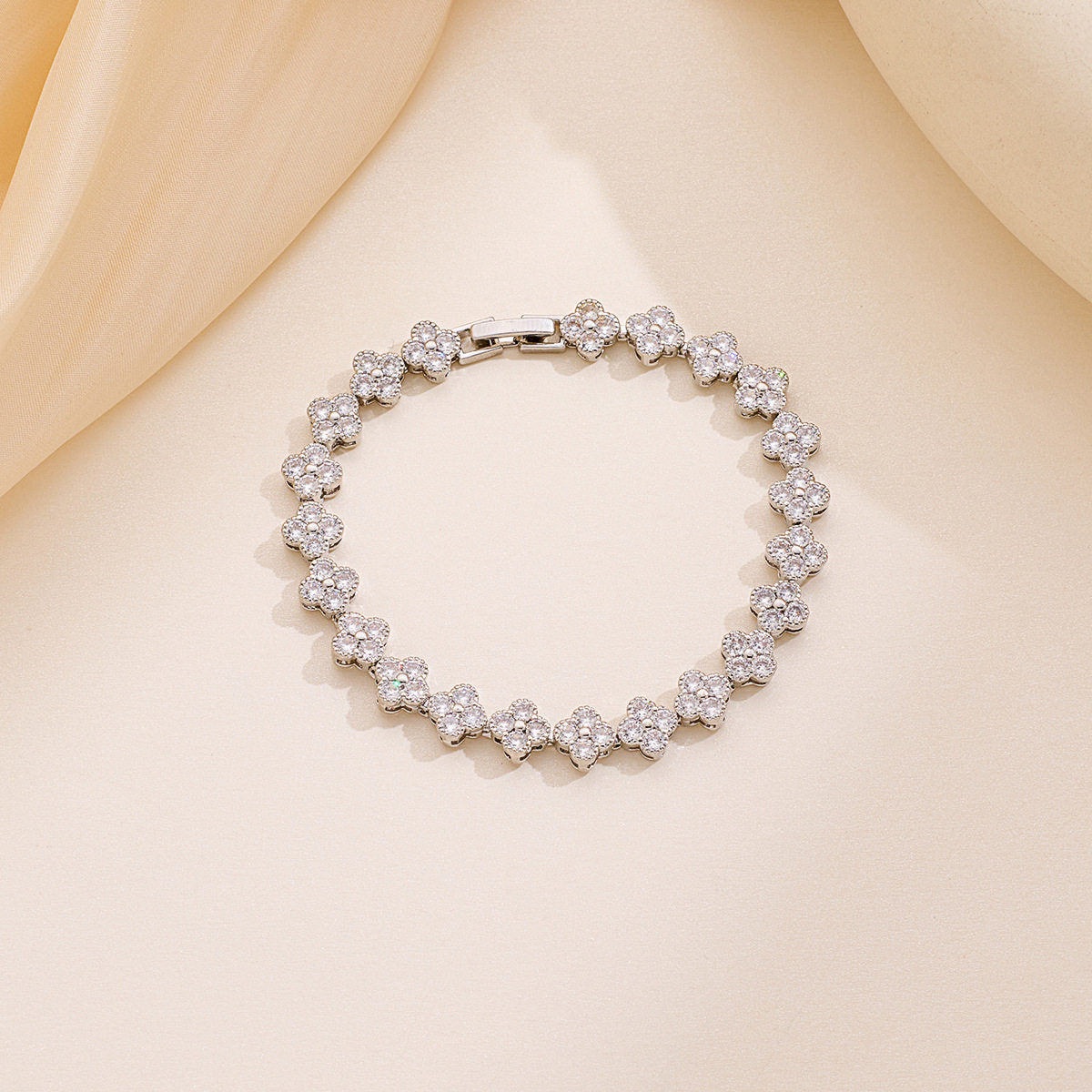 Women's Full Diamond Clover Fashion Design Luxurious Color Bracelet