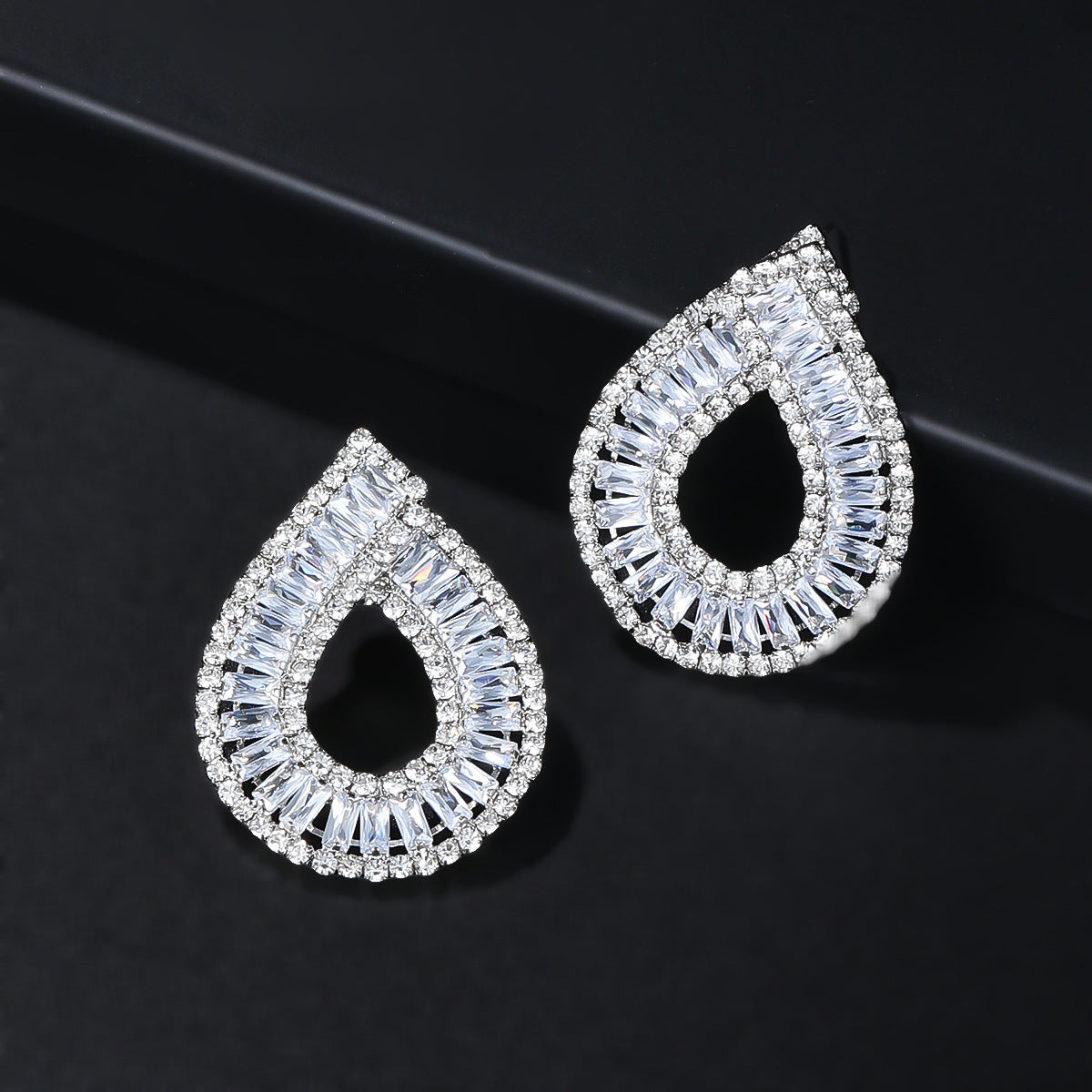 Women's Copper Studded With Zircon Water Drop-shaped Earrings