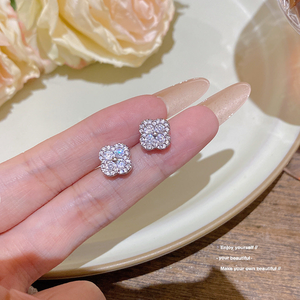 Needle Four-leaf Design Sense Niche Exquisite Small Cute Light Stud Earrings