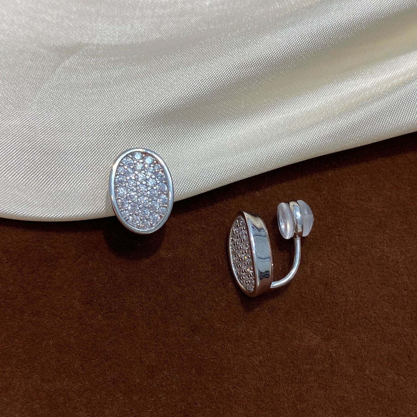 High-grade Micro Inlaid Zircon Exquisite Small Geometric Ellipse Bathtub Light Ear Clip