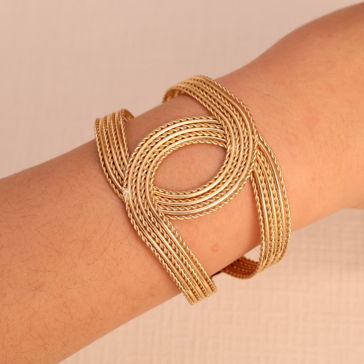 Metal Line Hollow Fashion Simple Design Opening Gold Light Luxury Bracelets