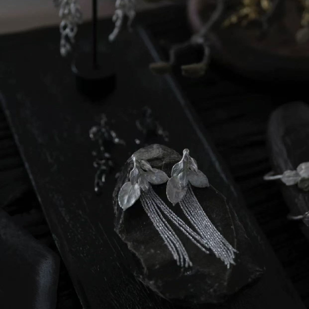 Women's Static Flow Leaf Shape Tassel Vintage Summer Light Luxury High Rings