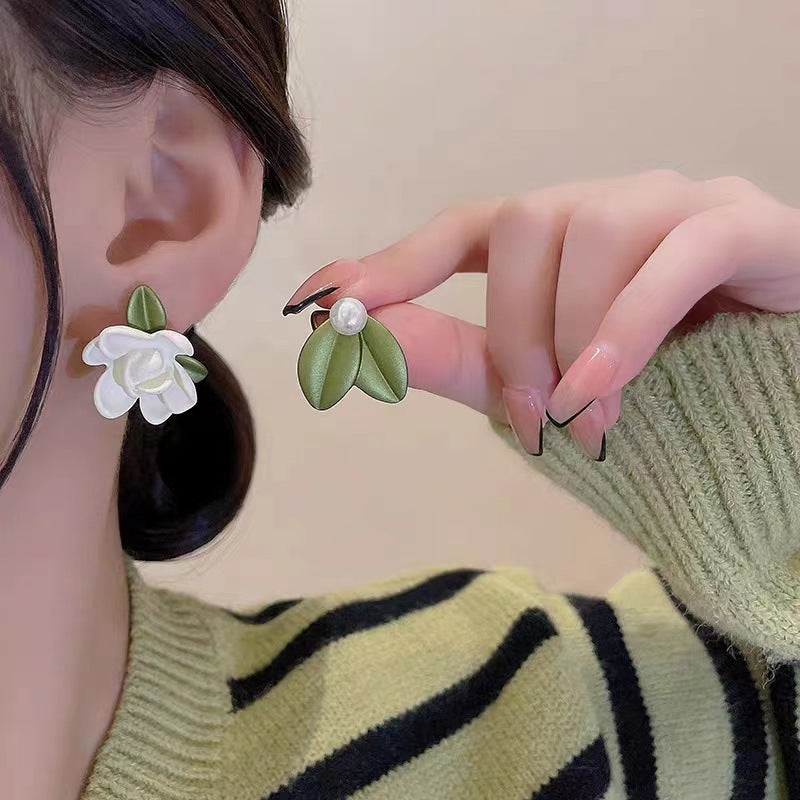 Women's Needle Mori Style Gardenia Asymmetric French Earrings