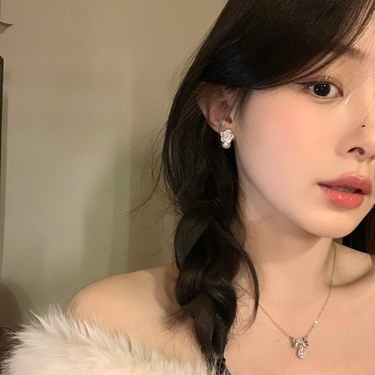 Pearl Camellia High-grade Unique Temperament Classic Ear Clip
