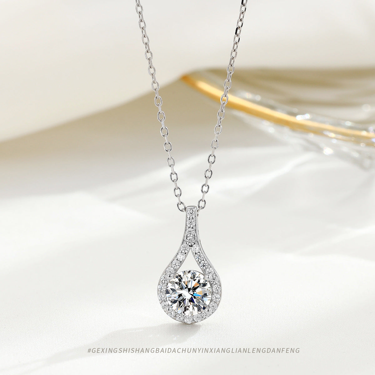 Elegante Diamant-Wassertropfen-Temperament-Minority-Halsketten