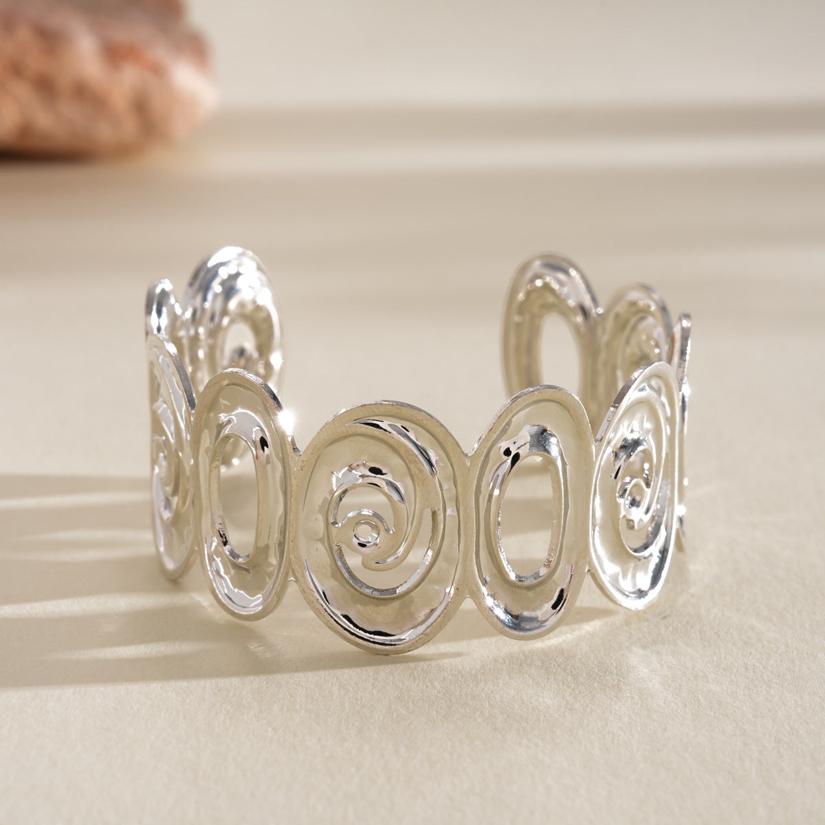 Women's Metal Pleated Flowers Openings Suit Niche Exaggerated Light Luxury Bracelet